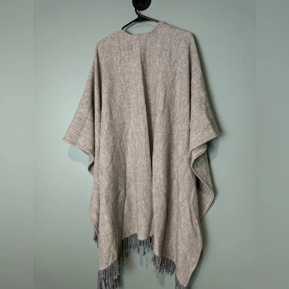 Faribault Women’s Gray 100% Virgin Wool Shawl with Fringe - Picture 6 of 7